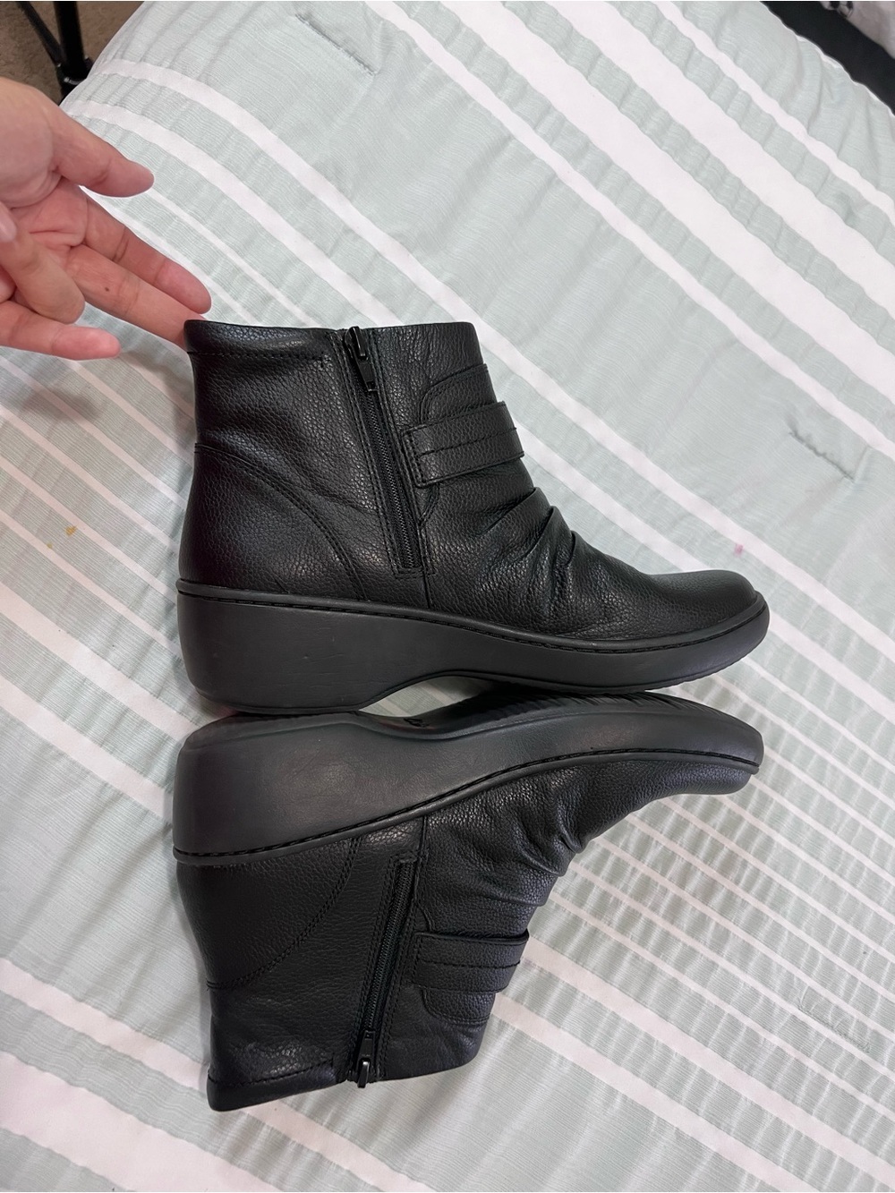 Clarks Black Delana Fairlee Leather Ankle Boots with Wrap Strap size 9 - Picture 6 of 9